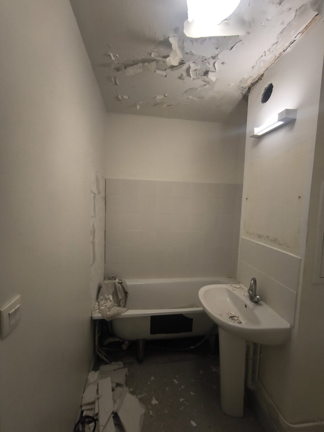 Salle de bain avant rénovation, plafond dégradé